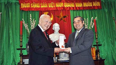 เวียดนามมอบเหรียญอิสริยาภรณ์มิตรภาพให้แก่อดีตรองนายกรัฐมนตรีไทย